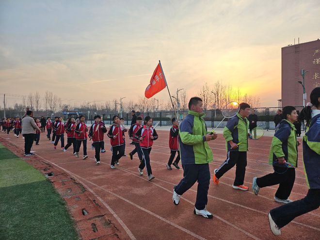 共享——洋湖乡中学阳光大课间观摩活动球盟会网页登录“绳”彩飞扬“羽”乐(图3)
