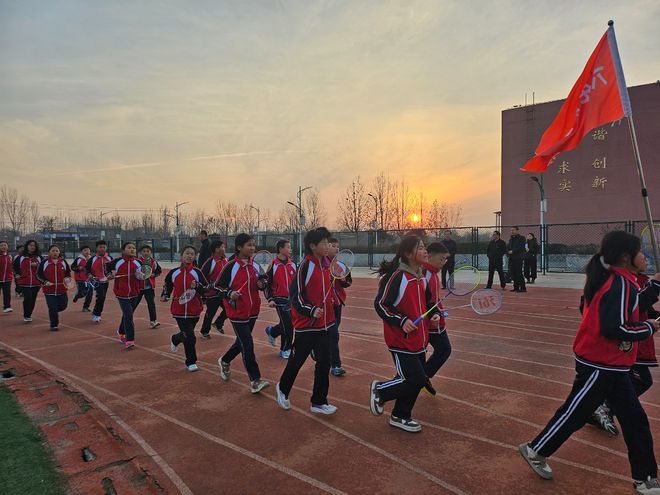 共享——洋湖乡中学阳光大课间观摩活动球盟会网页登录“绳”彩飞扬“羽”乐(图2)