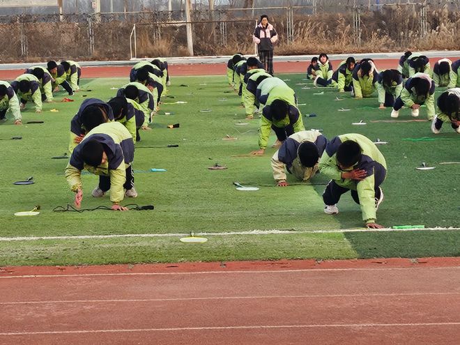 共享——洋湖乡中学阳光大课间观摩活动球盟会网页登录“绳”彩飞扬“羽”乐(图4)